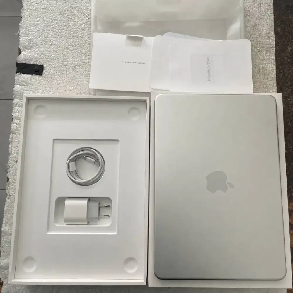 MacBook Neo 13-inch Warna Silver 8/256GB