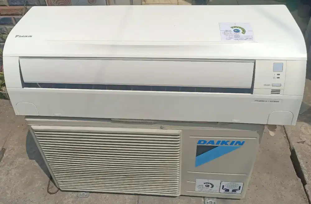 Jual ac daikin 1 pk r 32  700watt kondisi 95% ori semua