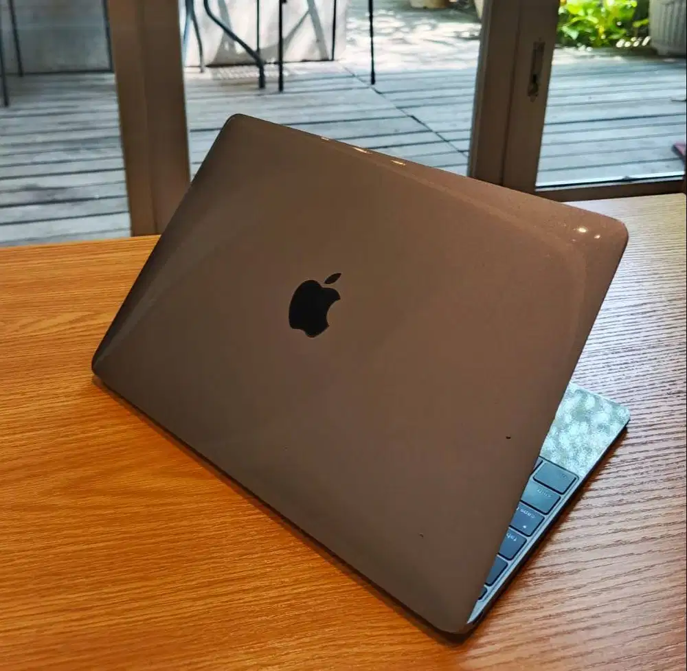 Macbook Retina 12” A1534 2017 Corei7 16GB 512GB CC 2 kecil High Spec