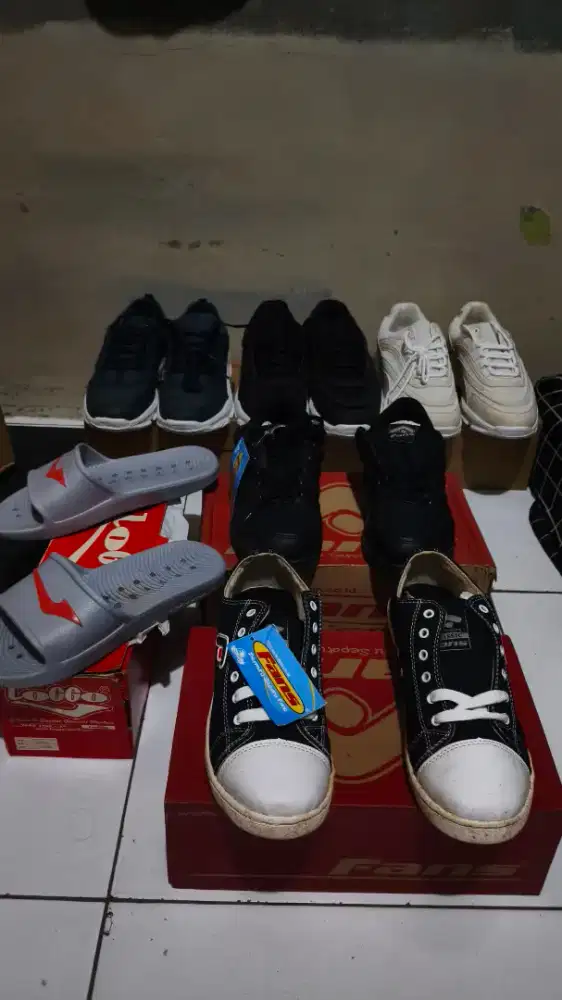 Borong aja semuanya sepatu size 41 sendal size 40