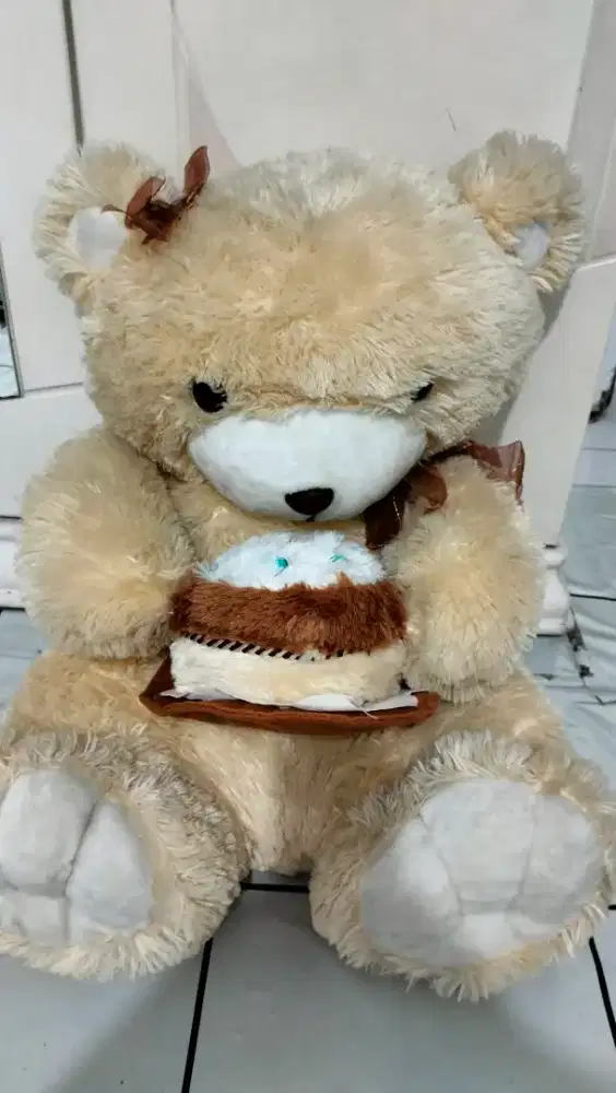 Boneka beruang besar