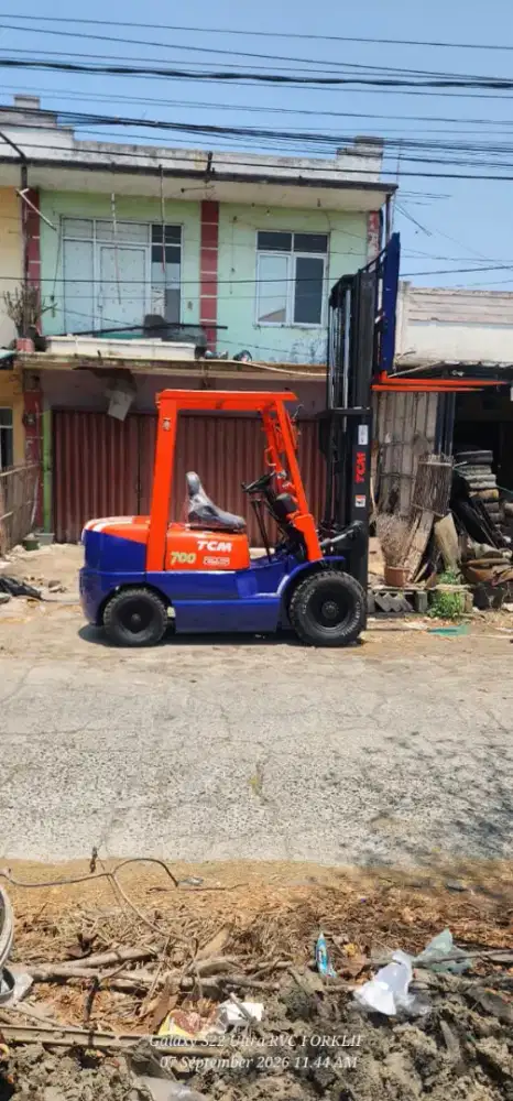 Forklift TCM 2,5 Ton,Manual,Tiang 3 Meter,Mesin Isuzu C240,Tahun 2002
