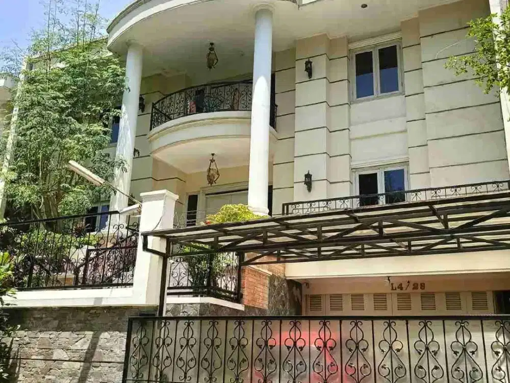 rumah clasic house lokasi prestisius Setra duta Bandung hanya 8,5m nego