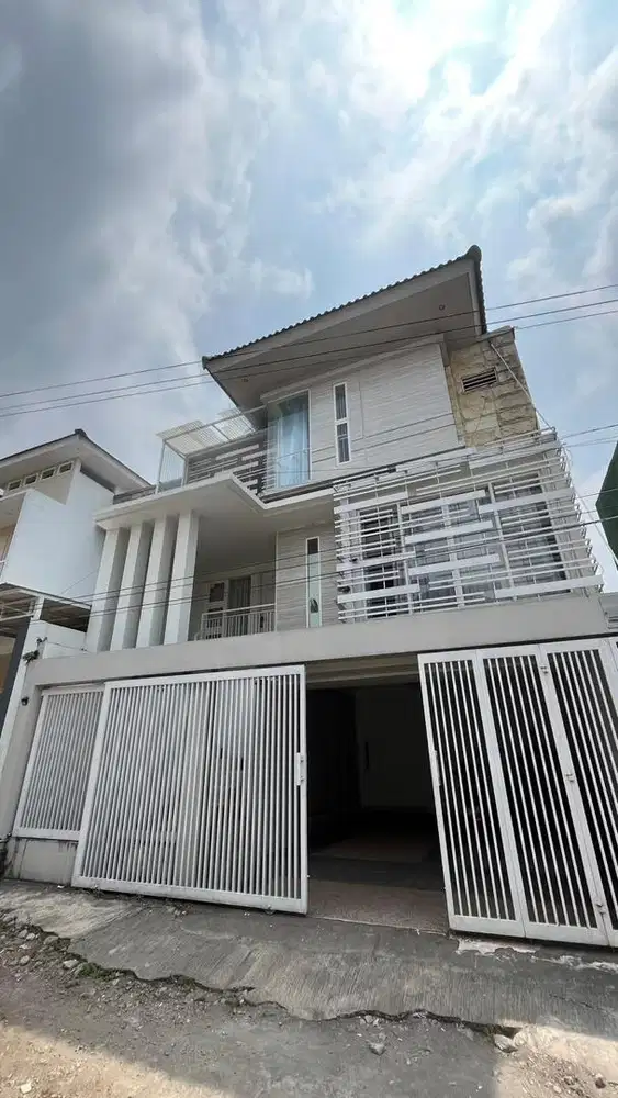 BU Rumah atau Villa full furnished dijual Murah di Batu Kota