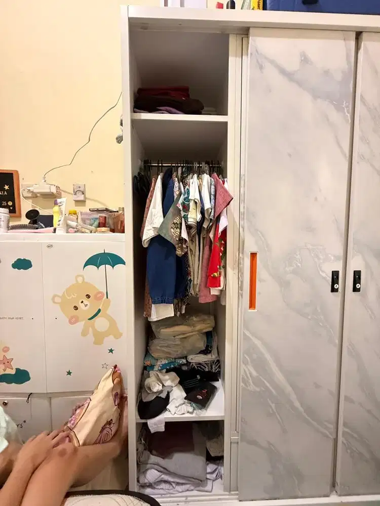 Lemari besi Avery 3 pintu