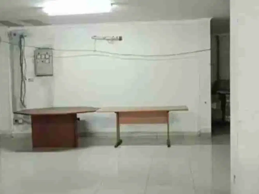 Di sewakan ruko gandeng tiga  di Pangeran Jayakarta. Cocok untuk kantor, showroom dll