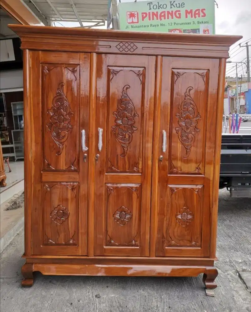 Lemari pakaian JATI 3 pintu tanpa cermin.