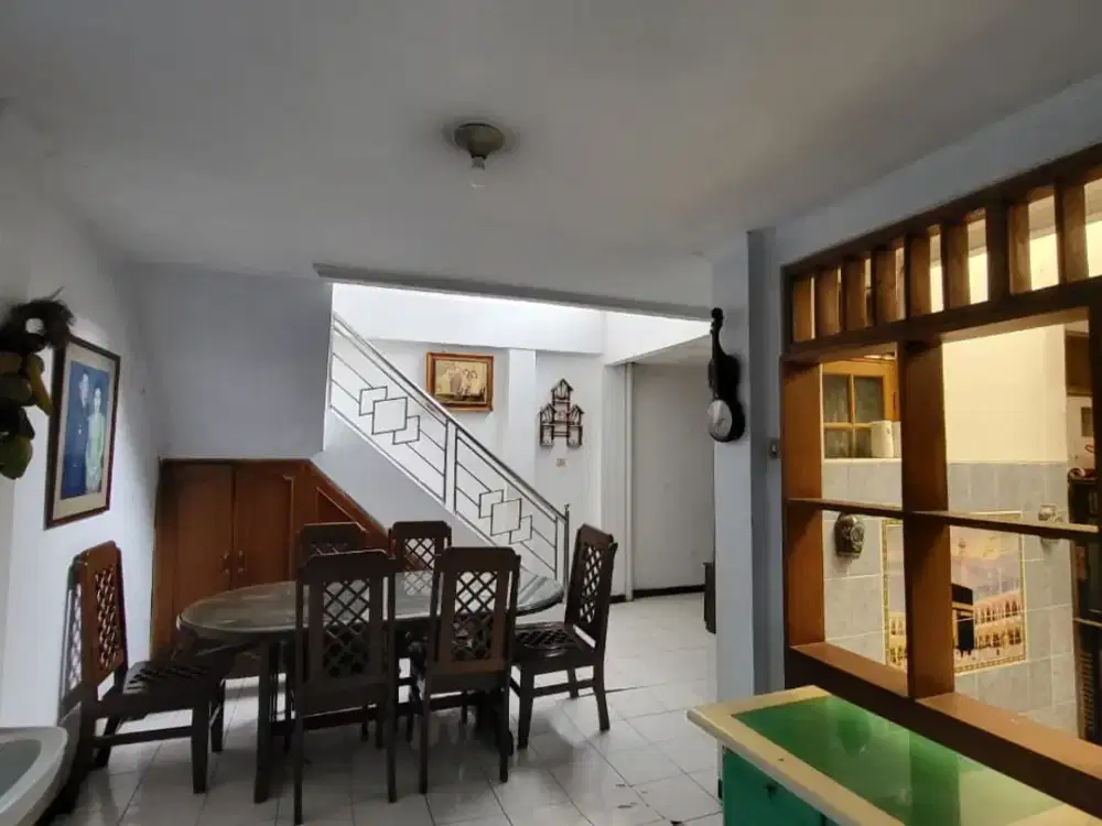 Rumah Luas 303 m², 6 Kamar Tidur, Strategis Dekat Akses Tol