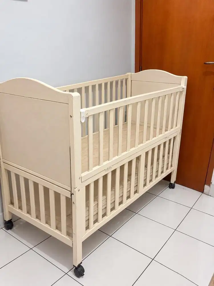 Tempat tidur bayi / ranjang bayi