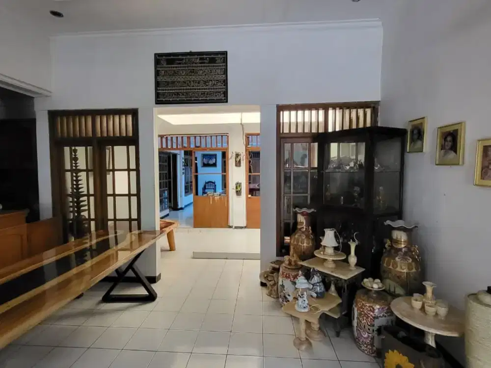 Rumah Besar 6 Kamar Tidur – Poros Jalan, Luas 303 m²