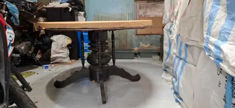 Meja bundar kayu
