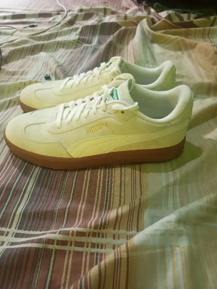 sepatu PUMA Ascenso Suede berwarna krem muda
