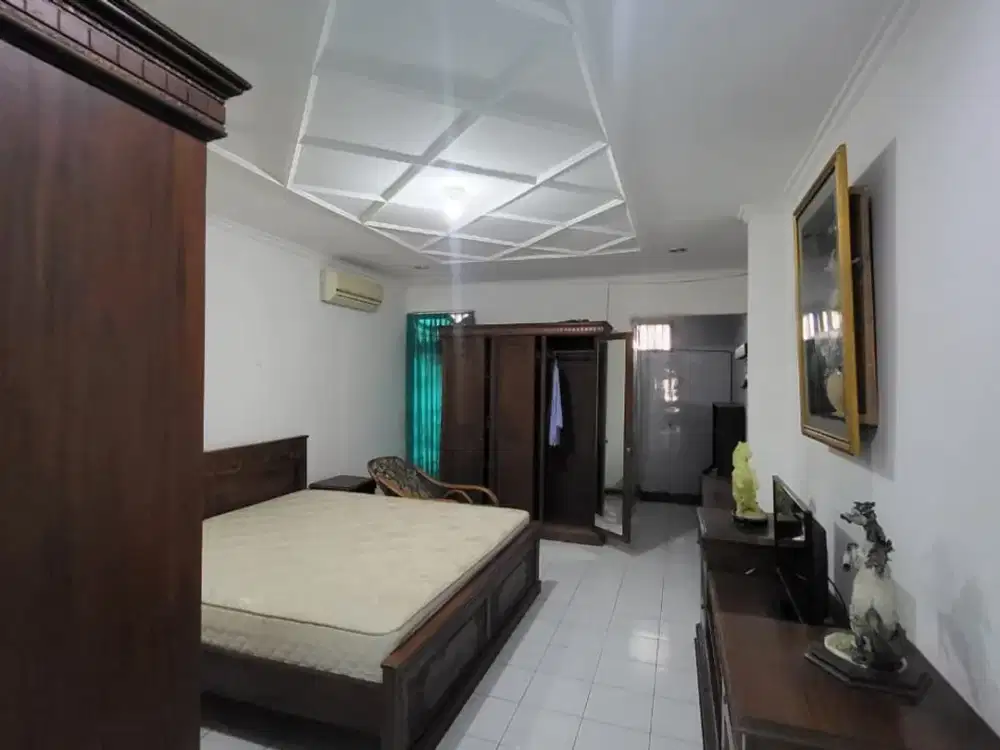 Dijual Rumah Luas 303 m² – 6 KT, Lokasi Premium Dekat Tol