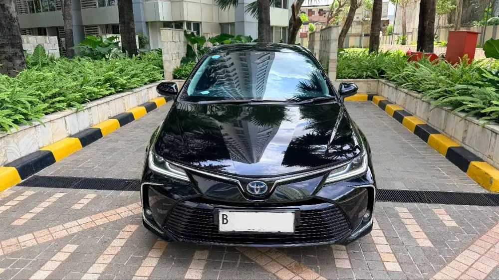TOYOTA COROLLA ALTIS HYBRID 1.8L - 2023 - KM 16.900 - HITAM - LIKE NEW