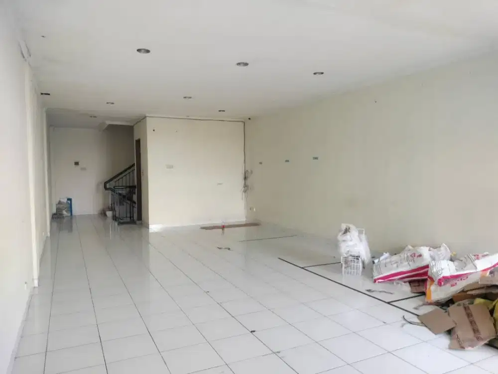Ruko di Indrayana Mekar Wangi ini menawarkan lokasi strategis yang ideal untuk berbagai jenis usaha dagang dan kantor