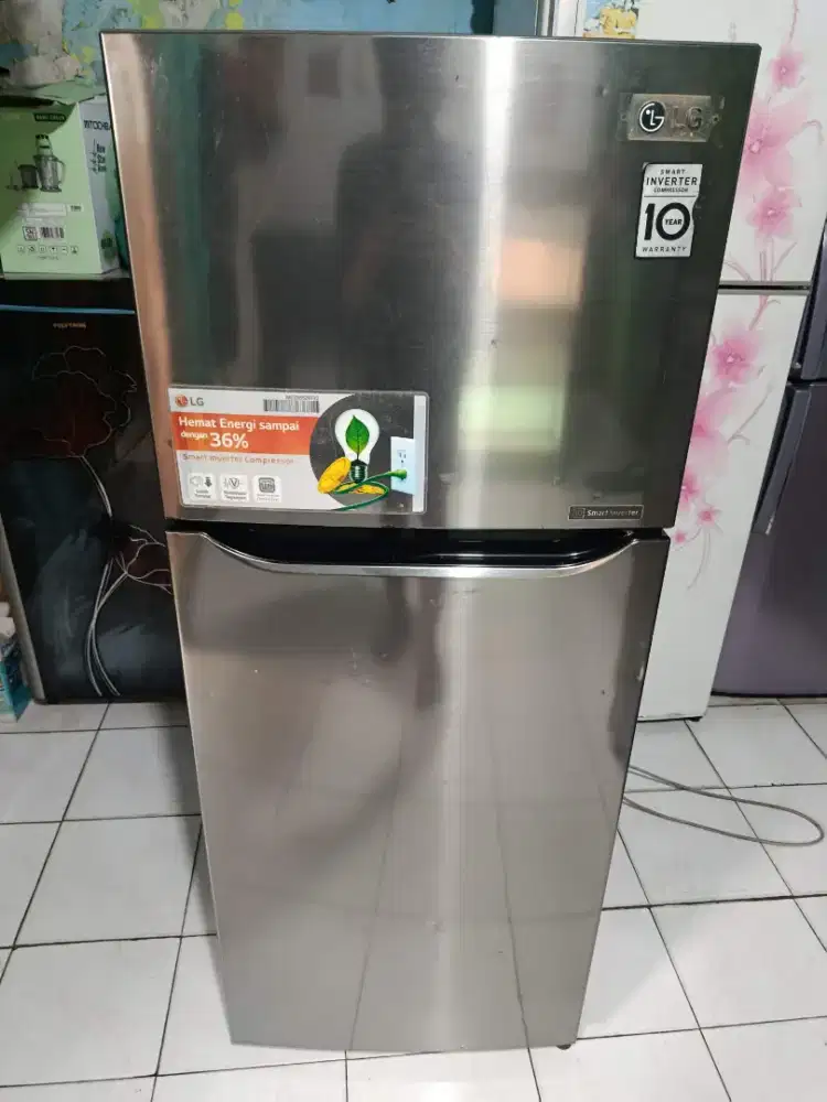 Kulkas 2 pintu merek LG inverter