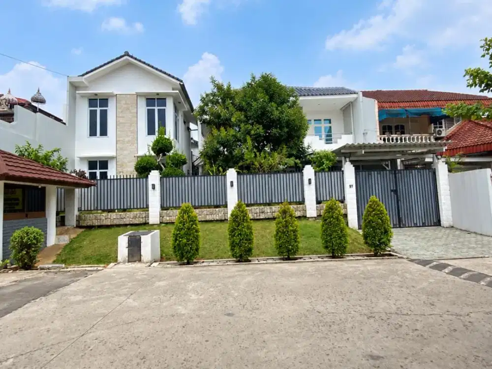 Rumah Luas di Cinere dengan Halaman Depan