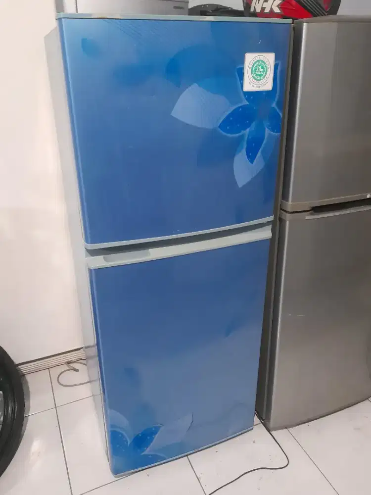 Kulkas 2 Pintu SHARP . Second . Normal Dingin . Garansi Servis 1 Bulan