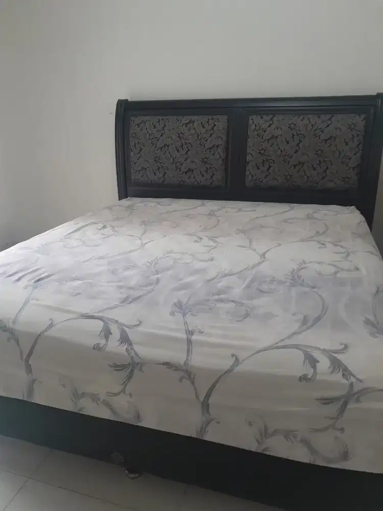Dijual 1 set divan springbed merk SpringAir size 180x200