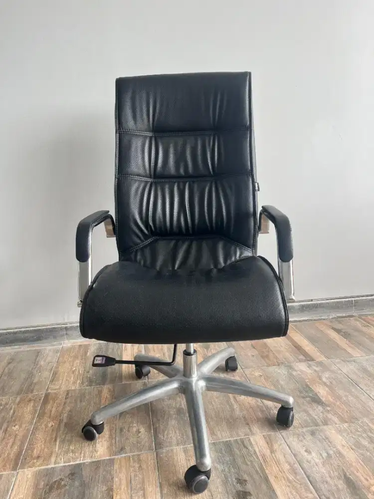 Kursi kantor direktur