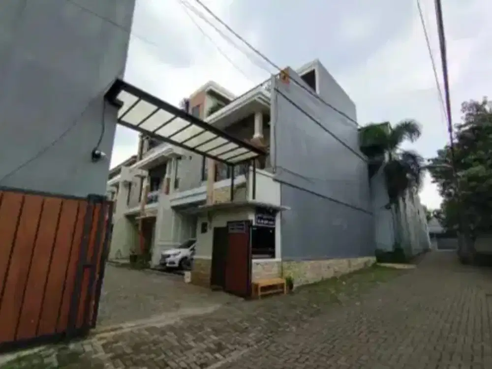 DIJUAL RUMAH HOOK 3 LANTAI + ROOFTOP BBQ – KEBAGUSAN, JAKARTA SELATAN (024)