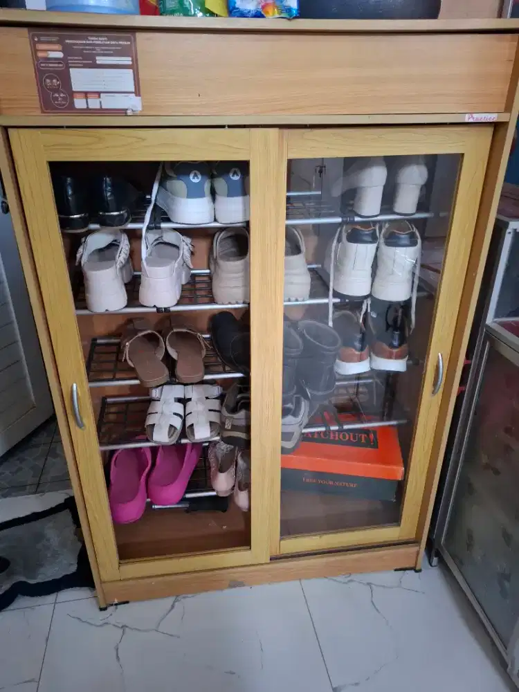 Di jual lemari piring kaca,dispenser,lemari sepatu seken