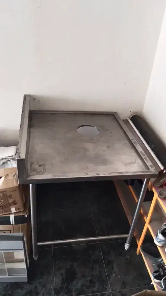 Meja Kerja Stainless Steel – Bekas, Kokoh, Siap Pakai