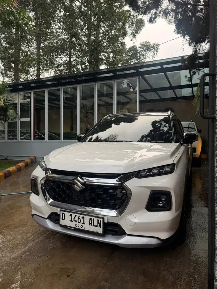 Suzuki grand Vitara GX hybrid 2024 putih