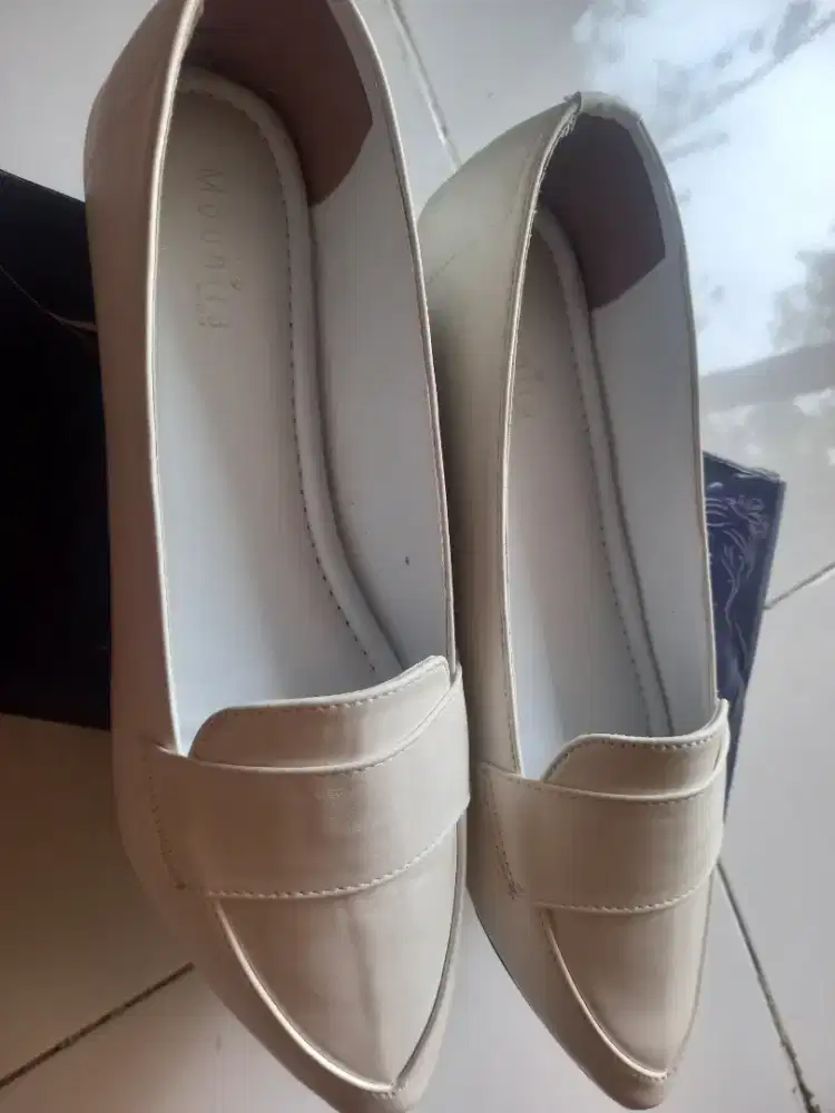 Flat Shoes Putih