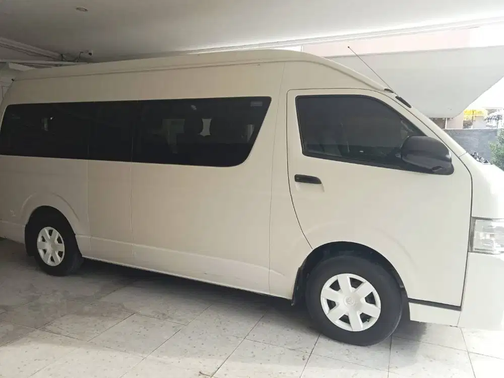HIACE COMMUTER tahun 2016 Plat B warna putih