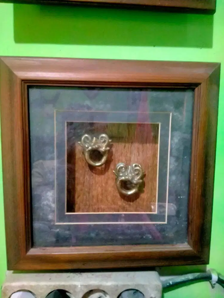 2 pasang anting khas Dayak kuningan (belaong) plus bingkai pajangan