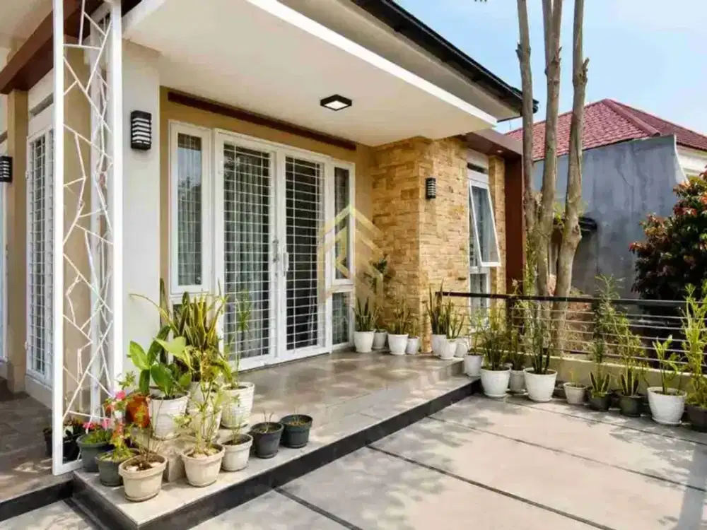 Rumah Mewah Bangunan Minimalis Modern Siap Huni Lokasi Strategis Depan Taman di Komplek Turangga Lengkong Buahbatu Bandung