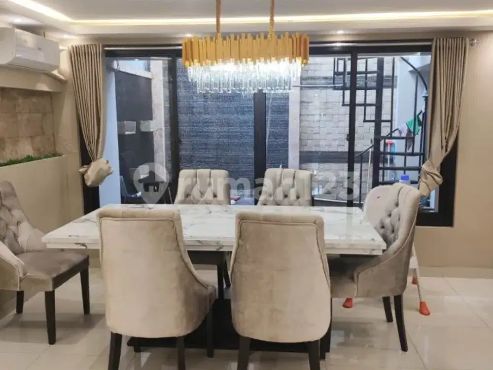 Rumah Siap Huni Minimalis 2,5 Lantai Luas 200M2 Lokasi Strategis