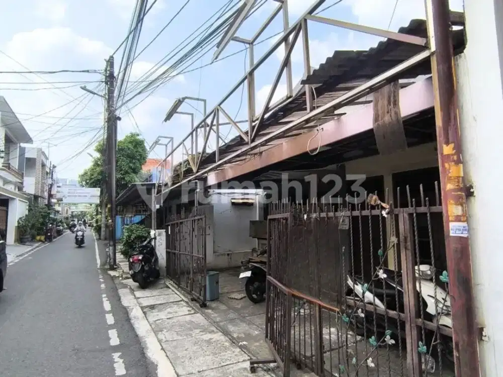 Turun harga Rumah 160 meter akses jalan 2 mobil BU Dekat Bank Dekat Perbelanjaan Lebar 8 meter Butuh Renovasi Total Unfurnished SHM di Cempaka Pu