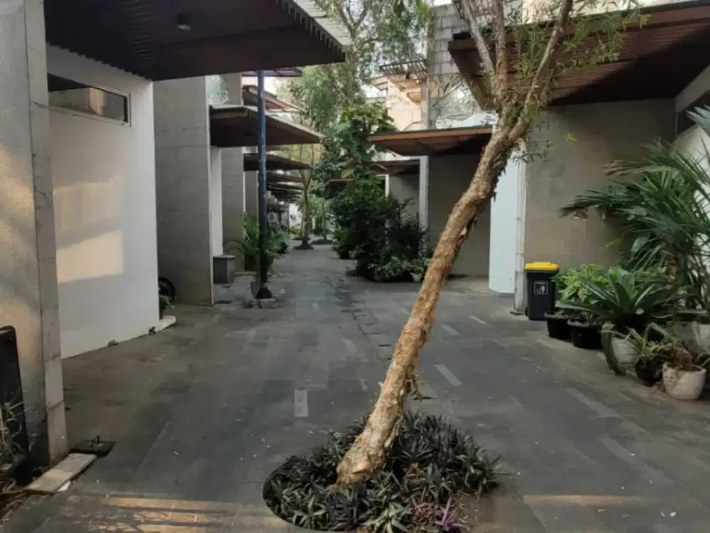 Rumah 3 Lantai Split Level 4+1 Kamar di Kaza Piazza