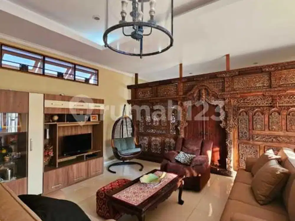 Villa 2000 Meter 2,5 Lantai Halaman Luas Asri Jalan Raya Puncak di Cipanas, Cianjur Jawa Barat