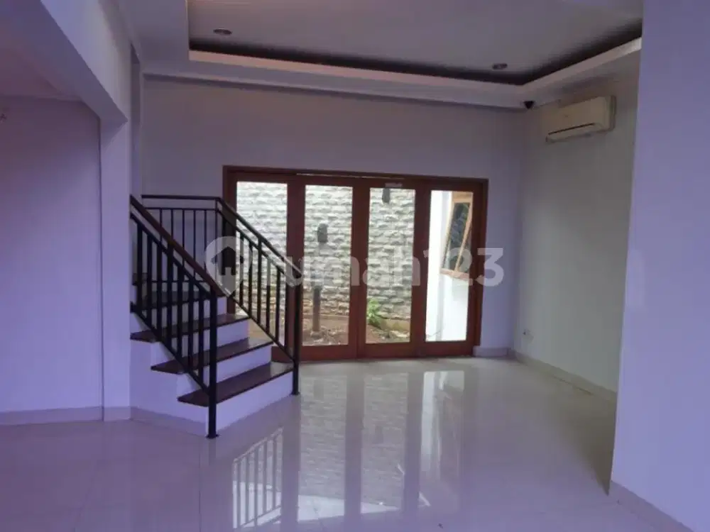 Rumah Hook 2 Lantai Murah Luas 220 M2 Siap Huni Furnished Strategis di Jakarta Selatan