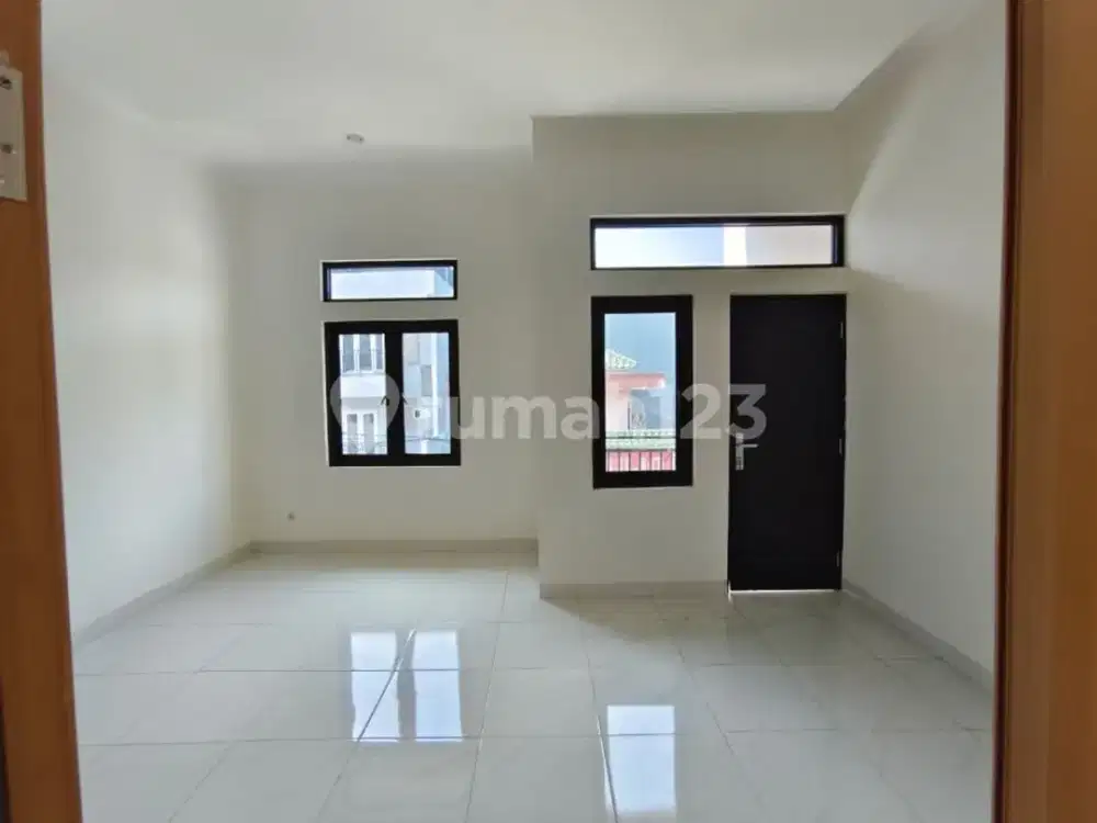 Rumah 3 lantai lebar 5 meter x 15 meter minimalis Bagus akses jalan depan 2 mobil dekat Mal di kelapa gading, jakarta utara