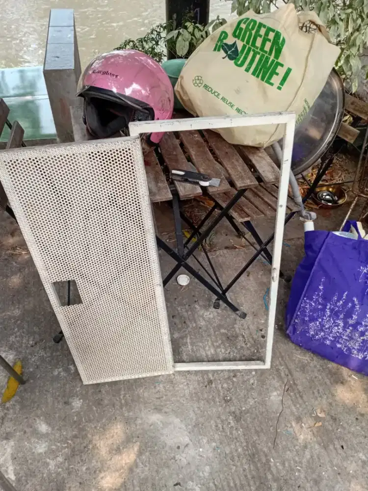 Pintu dari besi