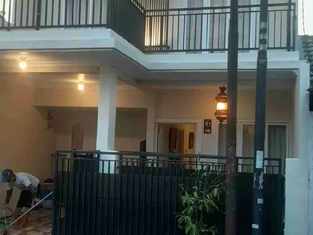 Dijual rumah siap huni di Cinere dua lantai (langsung bisa ditempati) sekilo dr pintu tol limo utama, dalam komplek