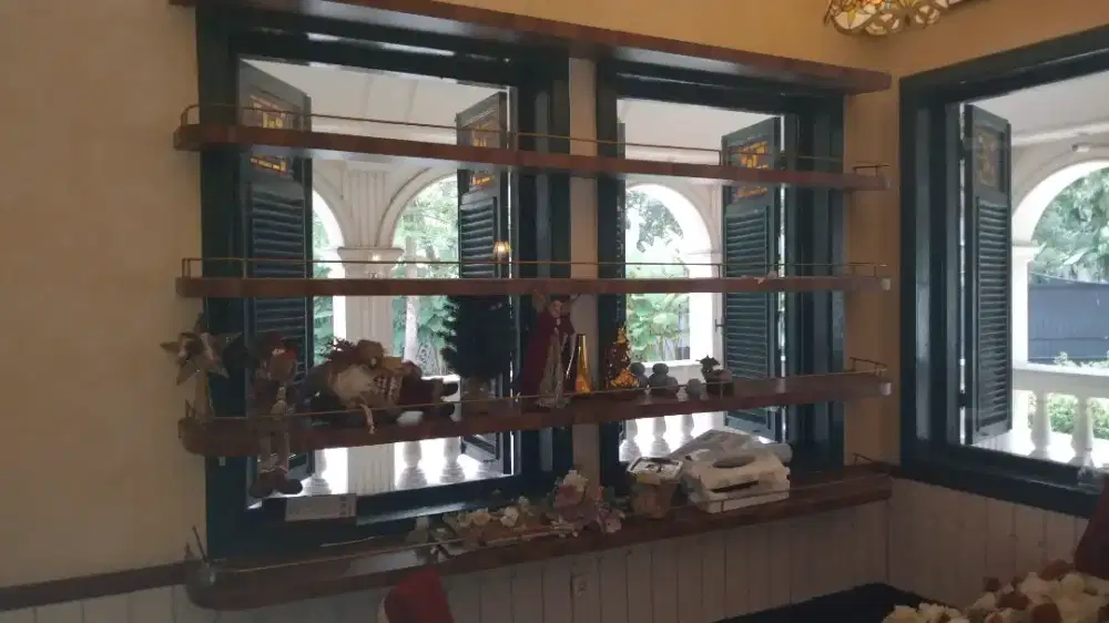 Jual cepat RAK ESTETIK BEKAS RESTO