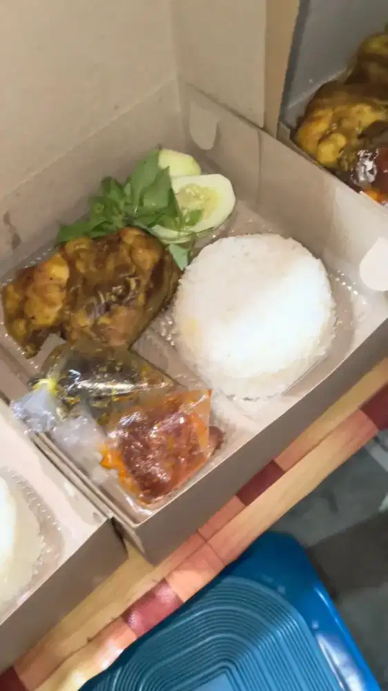 Nasi bebek goreng ayam goreng bumbu hitam