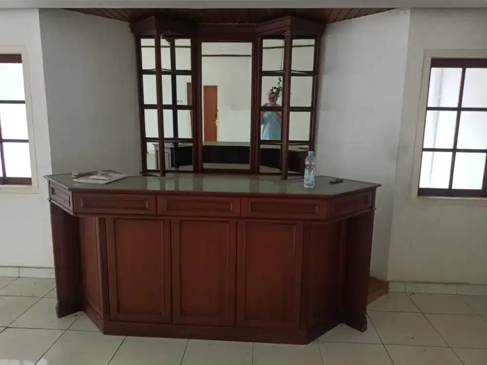 Meja dan lemari mini bar