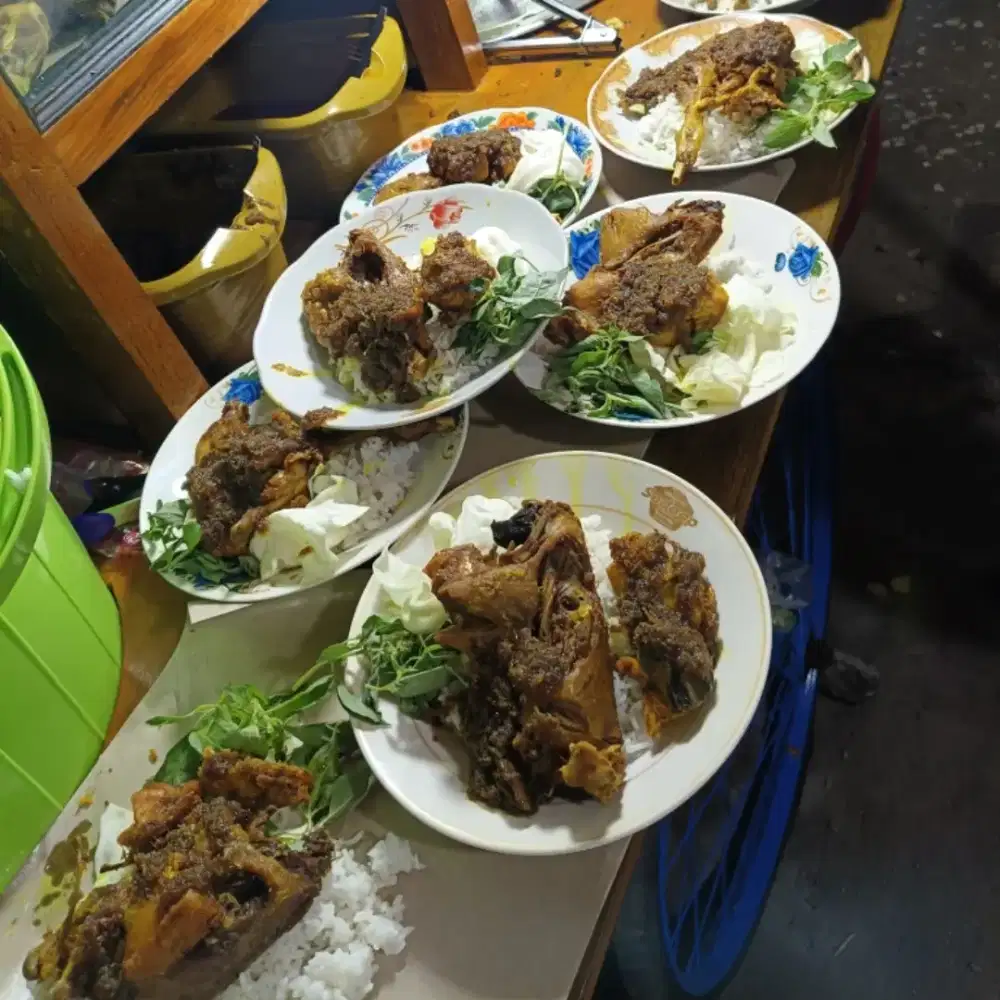 Nasi bebek goreng ayam goreng bumbu hitam