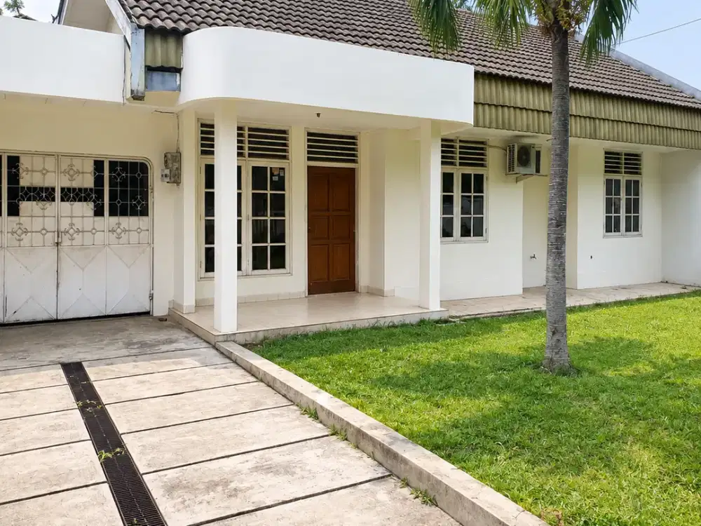 Rumah Tanah Luas di Pangkalan Jati, Halaman Depan & Belakang