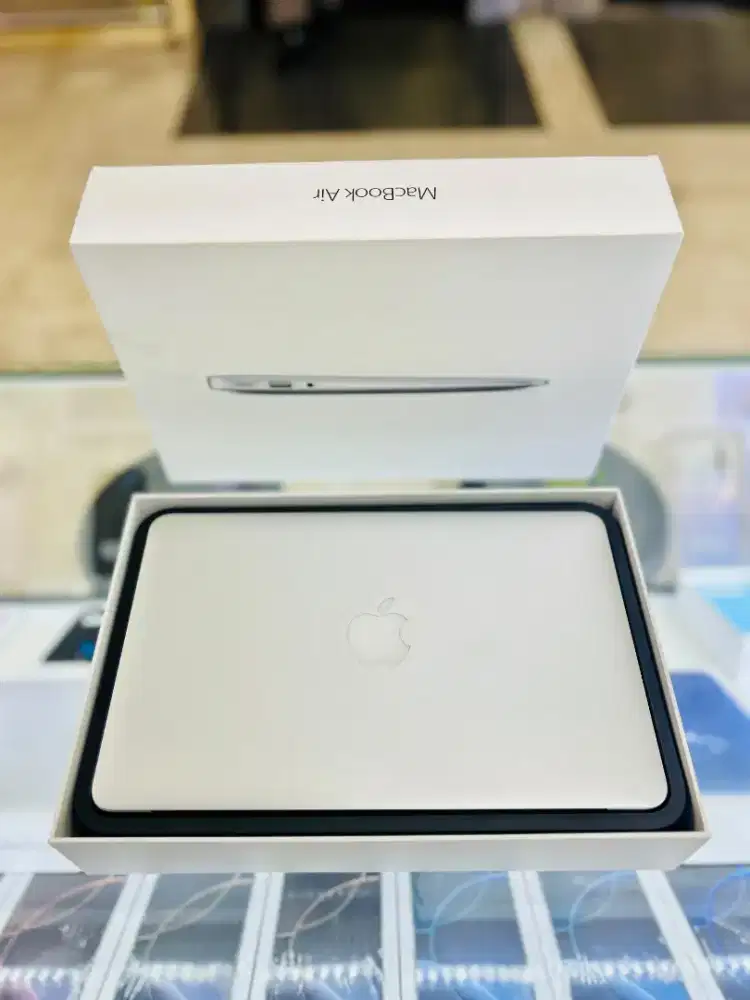 Macbook Air ﻿(11”, Early 2015) ex iBox Resmi