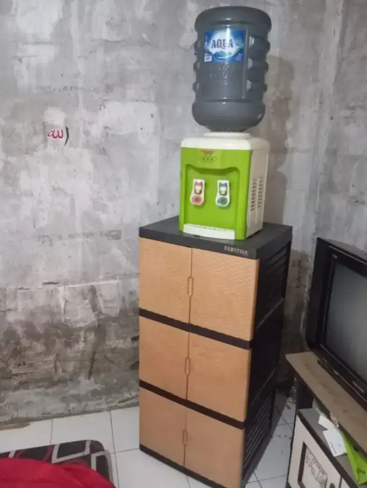 Jual lemari sama dispenser 250 nego dikit
