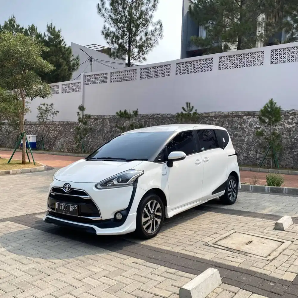 TOYOTA SIENTA Q 2017 PUTIH AT MATIC GENAP