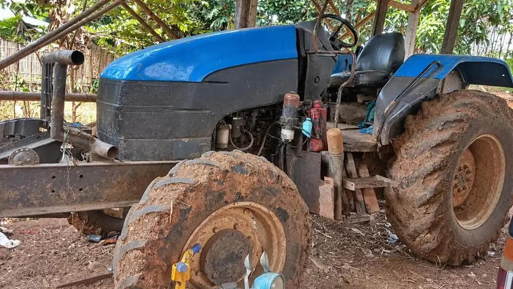 DIJUAL TRAKTOR NEW HOLLAND TS6000 – KONDISI MATI / BAHAN RESTORASI