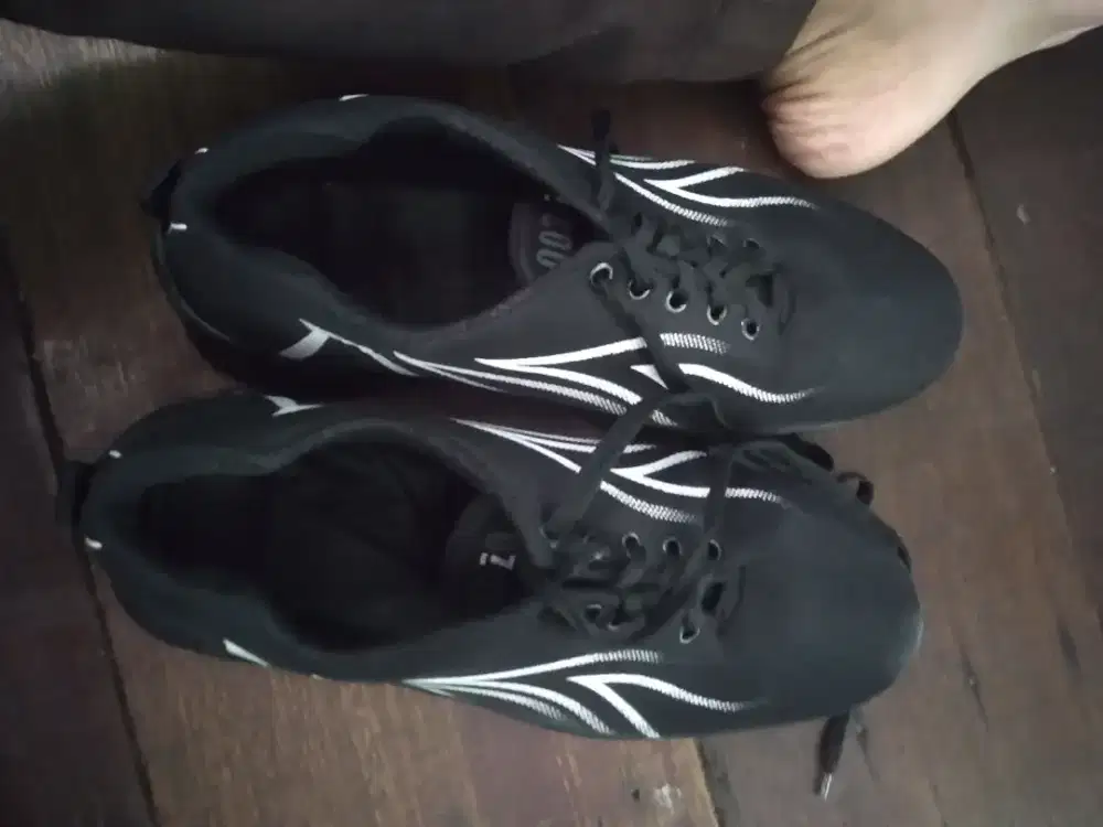 Jual beli sepatu